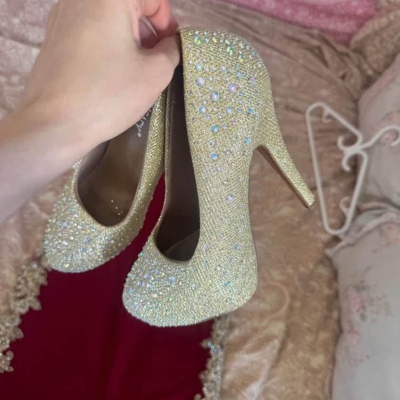 Stunning Red and Gold dress - Picture 5 of 6